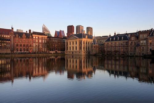Den Haag mit Reflexion im Wasser von iPics Photography