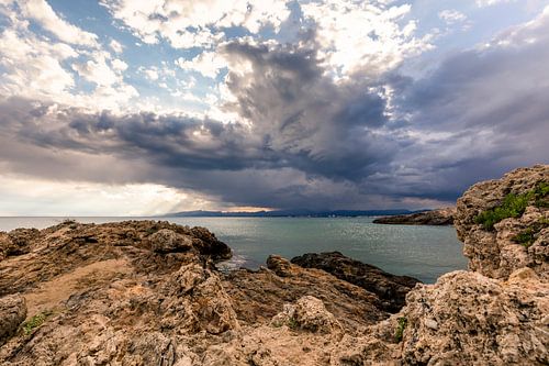 Onweerswolken boven de baai in Salou