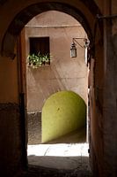 Steegje in Bosa, Sardinië.
