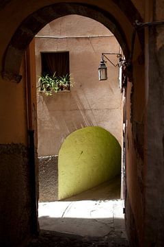 Steegje in Bosa, Sardinië. van Kees van Dun