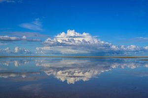 Gewitterwolke im Anflug auf die Insel Texel über der Nordsee von Sjoerd van der Wal Fotografie