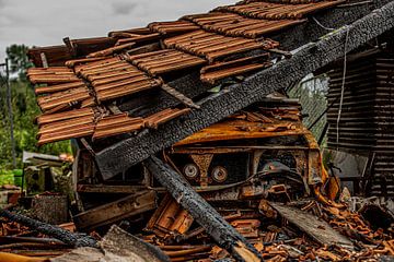 Verbrannter Volvo auf einem Bauernhof von SchippersFotografie