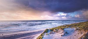 Strandpanorama der dänischen Küste im Winter
