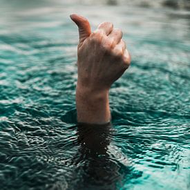 Hand steekt uit het water en steekt duim omhoog van Moniek Kuipers