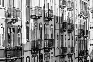 Quartier de la Mouraria à Lisbonne - Monochrome sur Werner Dieterich