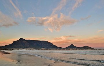 De Tafelberg in Kaapstad bij zonsondergang van Werner Lehmann