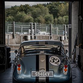 Raceauto in pitbox van The Wandering Piston