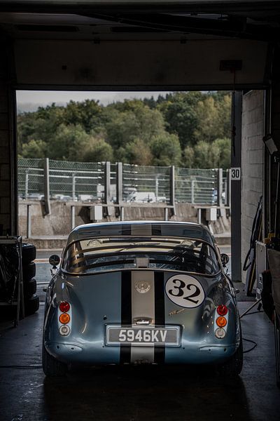 Voiture de course dans le box des stands par The Wandering Piston