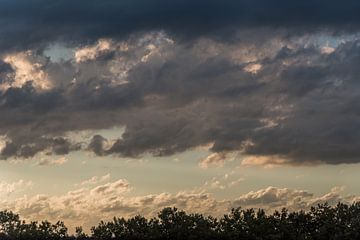 Donkere wolken tijdens zonsondergang