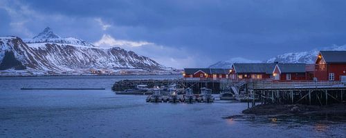 Avondrust in Leknes, Lofoten, met bergen en een rustgevende wind