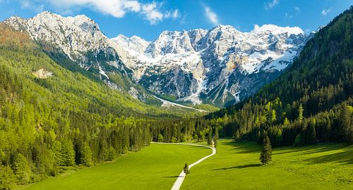 Zgornje Jezersko vallei vanuit de lucht gezien in de lente