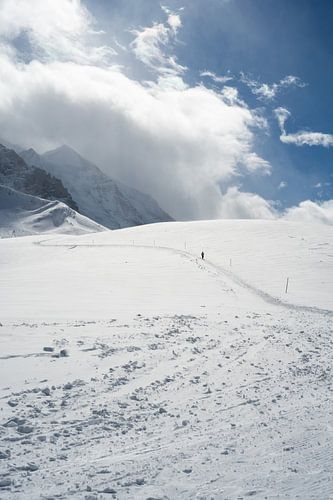 Uren wandelen door een sneeuw landschap