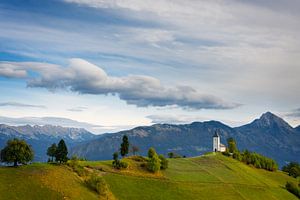 Die Kirche von Jamnik mit den Bergen in Slowenien
