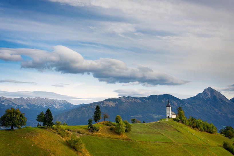Die Kirche von Jamnik mit den Bergen in Slowenien von iPics Photography