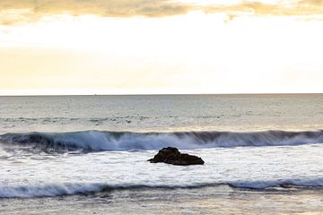 Brandung des Pazifischen Ozeans in Costa Rica bei Sonnenuntergang von whmpictures .com