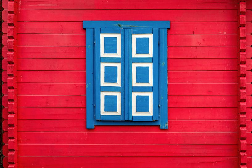 Mur en bois rouge avec des volets colorés par Yevgen Belich