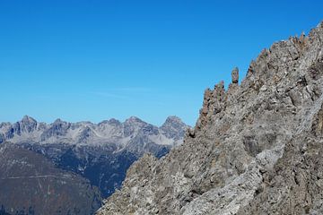 The power of Tyrol, where alpine expanses, rock formations and gentle mountain meadows create a powerful, harmonious landscape. by Miriam Schwarzfischer Fotografie
