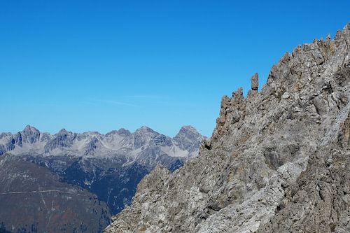 Kracht van Tirol, waar alpine uitgestrektheid, rotsformaties en glooiende bergweiden een krachtig, harmonieus landschap vormen.