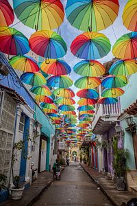 Kleurvolle paraplu straat in Cartagena Colombia van Sonja Hogenboom