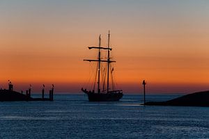 Schiff bei Sonnenuntergang von Jo Pixel