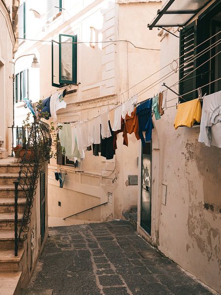 De was uithangend over een smal straatje in Atrani aan de Amalfi kust van Michiel Dros