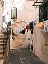 Die Wäscherei, die über einer schmalen Straße in Atrani an der Amalfiküste hängt von Michiel Dros Miniaturansicht