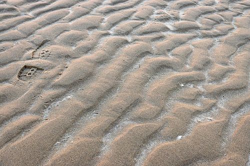 Herhaling van structuren en sporen op het strand