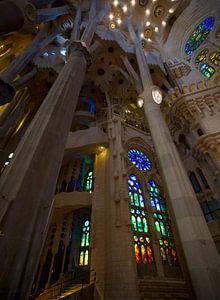 De prachtige kleurrijke binnen kant van de Sagrada Familia van Guido Akster