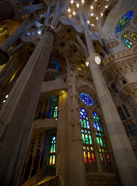 De prachtige kleurrijke binnen kant van de Sagrada Familia von Guido Akster