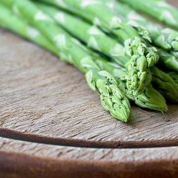verse groene asperges als ingrediënt in een keuken van Heiko Kueverling