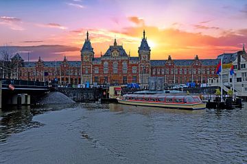 Centraal Station in Amsterdam bij zonsondergang van Eye on You
