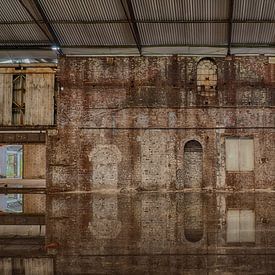 Spiegelung einer alten Mauer von Linda de Waard