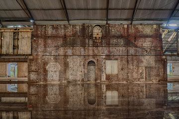 Spiegelung einer alten Mauer von Linda de Waard