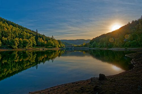 Untergehende Sonne über einem Alpensee