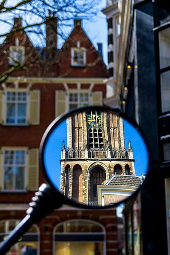 Reflectie van de Utrechtse Domtoren in een brommerspiegel. 