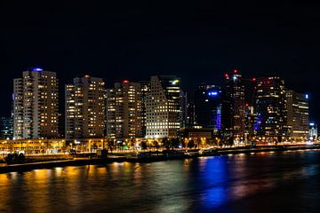 Skyline Rotterdam in avond van Rick van de Kraats