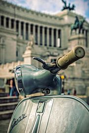 Roma: Vespa im il Vittoriano von Juvani Photo
