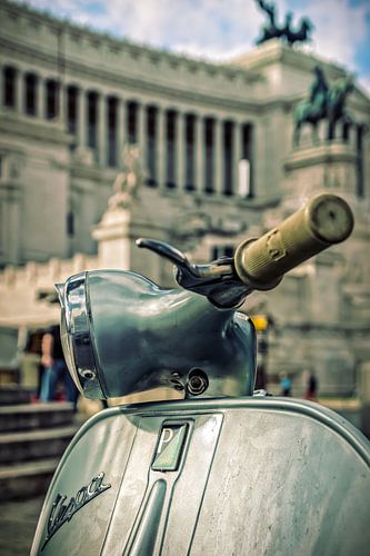 Roma: Vespa at il Vittoriano van juvani photo