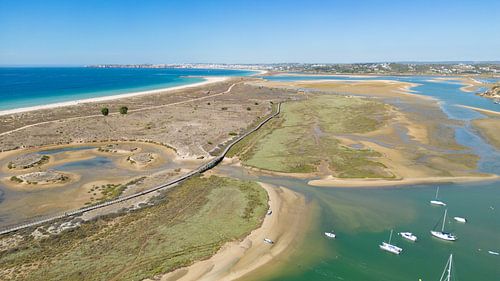 De baai bij Alvor in de Portugese Algarve
