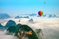 Luchtballon boven Yangshuo China van Dennis Kruyt thumbnail
