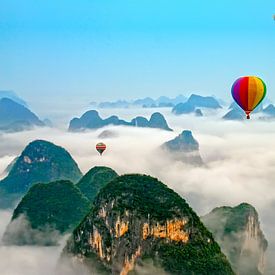 Montgolfière au-dessus de Yangshuo Chine sur Dennis Kruyt