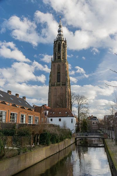 Onze Lieve Vrouwetoren Amersfoort aan de gracht Westsingel van Patrick Verhoef