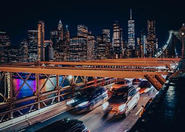 Autolichten op de Brooklyn Bridge en Lower Manhattan van Patrick Groß
