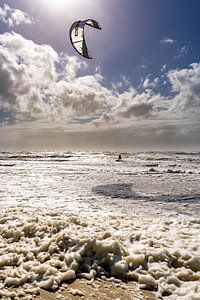 Kitesurfer op woeste zee met tegelicht van Dafne Vos