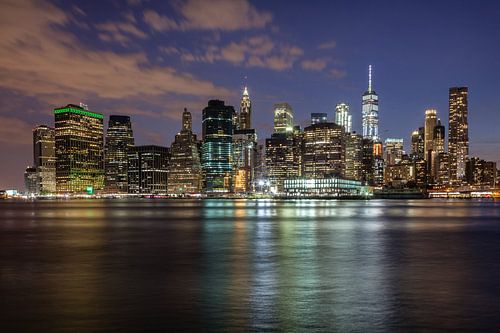 Skyline New York in de avond van Bart van Dinten