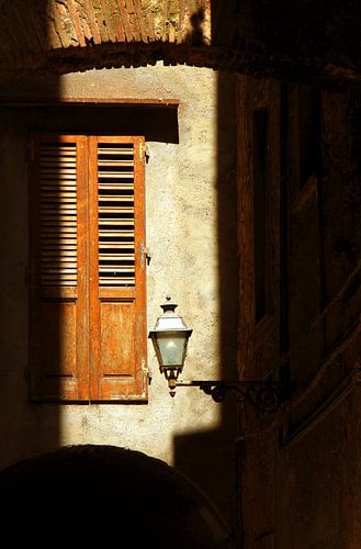 Houten luiken in zonlicht, Volterra, Italië