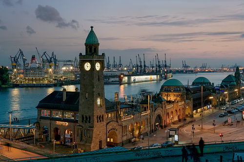 Hamburg - Landungsbrücken in de avond