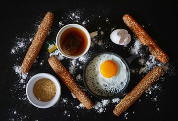 Stilleven met gebakken ei ,thee en brood. van Saskia Dingemans Awarded Photographer