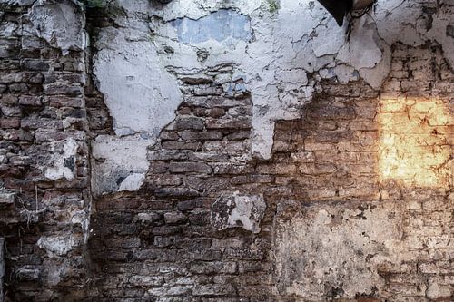 Verwitterte Wand mit Sonnenfleck