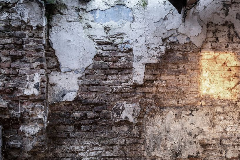 Mur érodé avec tache solaire par Affect Fotografie